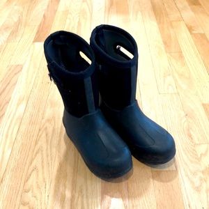 Kids basic black bogs, size 3